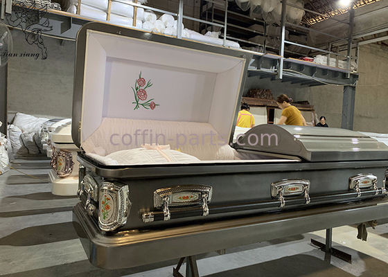 Cassa di sepoltura in metallo con una superficie decorativa, durabile e personalizzabile